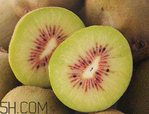 紅陽(yáng)獼猴桃怎么吃 紅陽(yáng)獼猴桃硬的能吃嗎 紅陽(yáng)獼猴桃怎么吃 紅陽(yáng)獼猴桃硬的能吃嗎