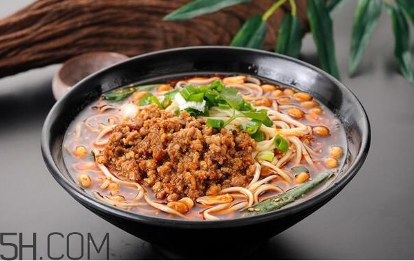 重慶小面為什么會火？重慶小面湯是怎么熬制的