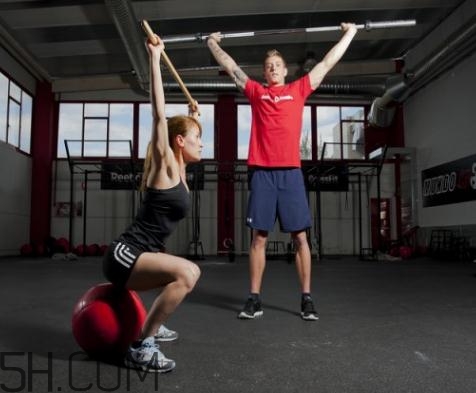 深蹲要站直嗎？深蹲蹲不下去怎么辦？