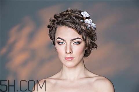 粉刺應(yīng)該去美容院挑嗎？粉刺應(yīng)該吃維生素幾？