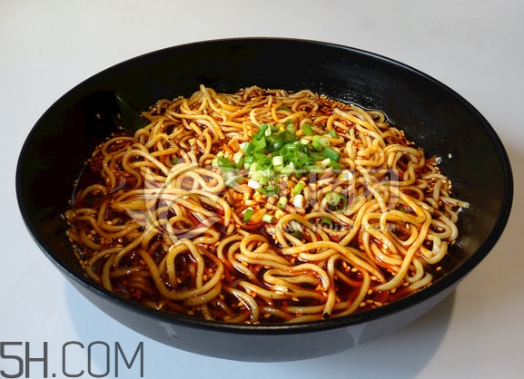 重慶小面為什么會火？重慶小面湯是怎么熬制的