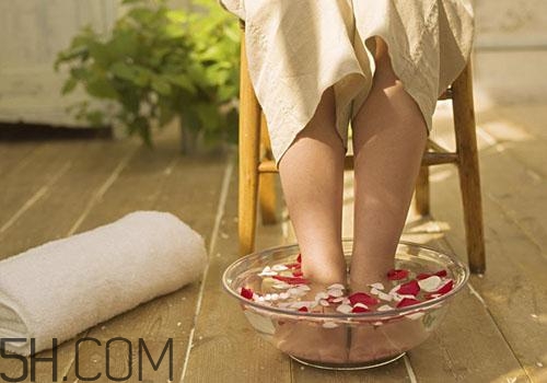 睡覺前泡腳可以減肥嗎 睡前泡腳好處多 睡覺前泡腳可以減肥嗎 睡前泡腳好處多