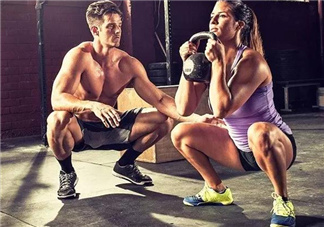 深蹲要站直嗎？深蹲蹲不下去怎么辦？