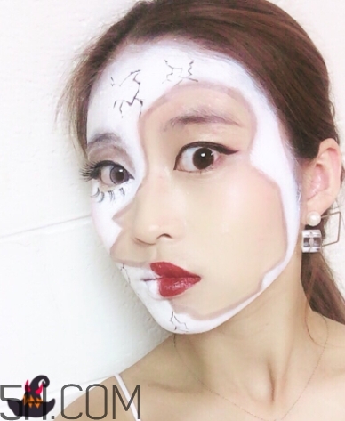 破碎娃娃妝怎么化？萬(wàn)圣節(jié)破碎娃娃妝畫法教程