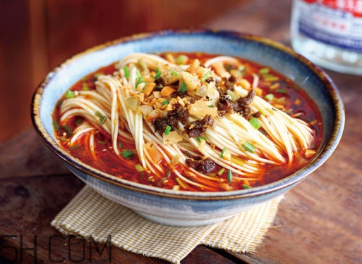 重慶小面為什么會火？重慶小面湯是怎么熬制的