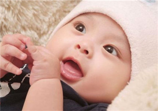 剛出生的嬰兒一個(gè)月長多少斤正常呢