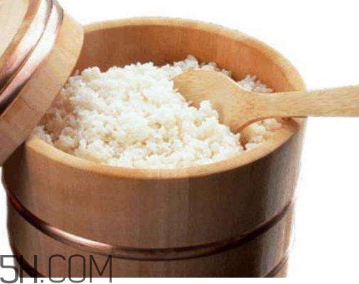 煮飯用熱水還是冷水？煮飯要放多少水