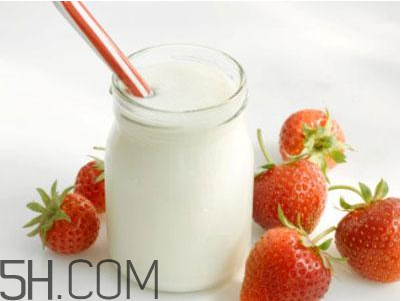 不宜喝牛奶的人群有哪些？牛奶和哪些食物相克？