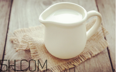 不宜喝牛奶的人群有哪些？牛奶和哪些食物相克？