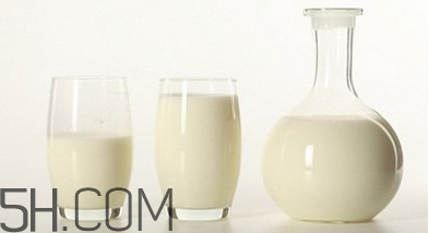 不宜喝牛奶的人群有哪些？牛奶和哪些食物相克？