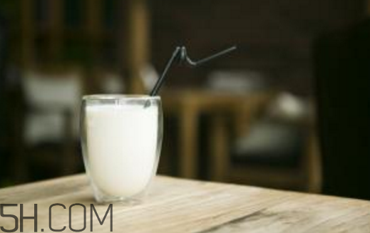 純牛奶打開(kāi)后能放多久？牛奶可以煮沸嗎？