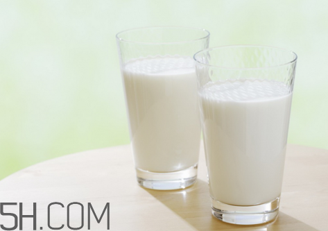 純牛奶打開(kāi)后能放多久？牛奶可以煮沸嗎？