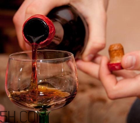 喝酒會(huì)引起尿酸偏高嗎？喝酒會(huì)引起尿毒癥嗎？