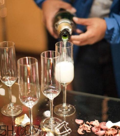 喝酒會(huì)引起尿酸偏高嗎？喝酒會(huì)引起尿毒癥嗎？