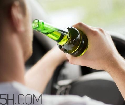 喝酒會(huì)引起痛風(fēng)嗎？喝酒會(huì)引起面癱嗎？