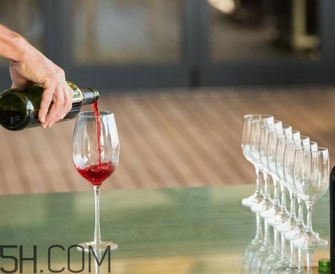 喝酒會(huì)引起痛風(fēng)嗎？喝酒會(huì)引起面癱嗎？