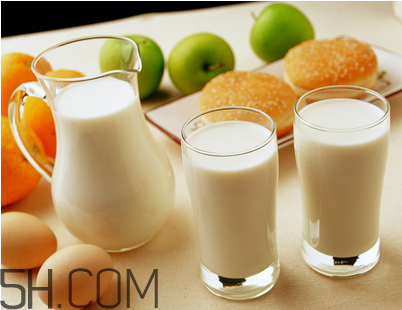 牛奶和什么水果一起吃？牛奶保質(zhì)期一般多久？