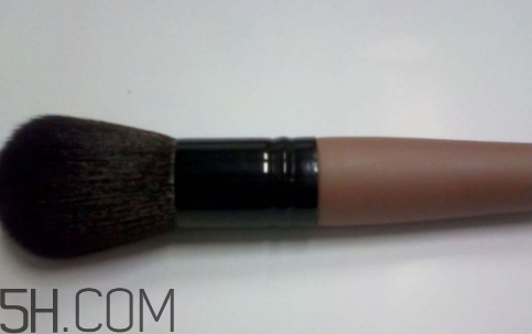 卡姿蘭粉餅?zāi)膫€(gè)色號(hào)好？卡姿蘭粉餅色號(hào)試色