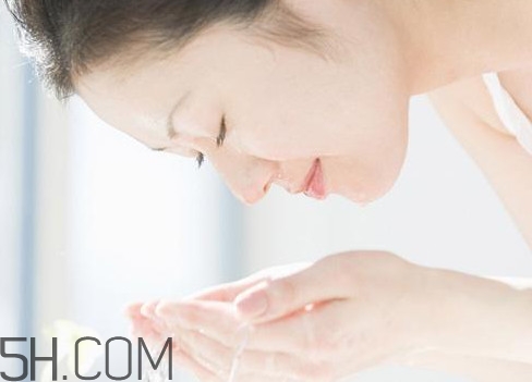 秋天洗臉用冷水還是熱水好？洗臉用毛巾好還是不用的好