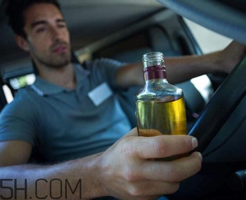 喝酒胃出血是什么癥狀？喝酒胃出血要住院嗎？