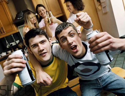 喝酒胃出血是什么癥狀？喝酒胃出血要住院嗎？