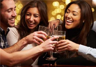 喝酒對(duì)血壓有影響嗎？喝酒會(huì)引起高血壓?jiǎn)幔?></a>
      <p class=