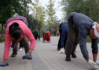 爬著走鍛煉有什么好處？爬著走能治痔瘡？