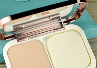 卡姿蘭粉餅?zāi)膫€色號好？卡姿蘭粉餅色號試色