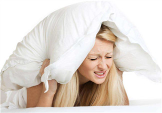 吃什么食物會導致失眠？睡前吃巧克力會導致失眠嗎？