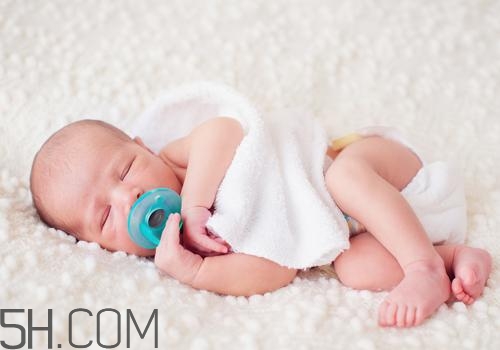 剛出生3天的寶寶奶量 寶寶出生3天吃多少奶 剛出生3天的寶寶奶量 寶寶出生3天吃多少奶