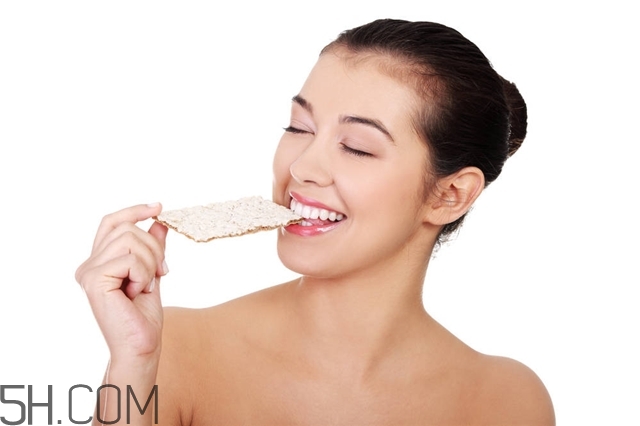 吃飯前要把口紅擦掉嗎 口紅吃進去會有危害么 吃飯前要把口紅擦掉嗎 口紅吃進去會有危害么