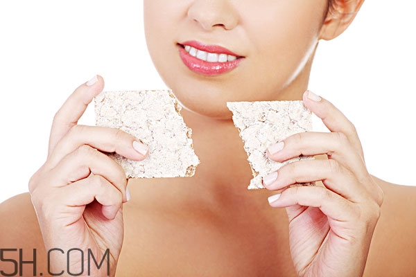 吃飯前要把口紅擦掉嗎 口紅吃進去會有危害么 吃飯前要把口紅擦掉嗎 口紅吃進去會有危害么