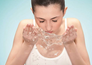 秋天洗臉用冷水還是熱水好？洗臉用毛巾好還是不用的好