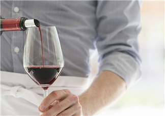 喝酒會(huì)引起痛風(fēng)嗎？喝酒會(huì)引起面癱嗎？