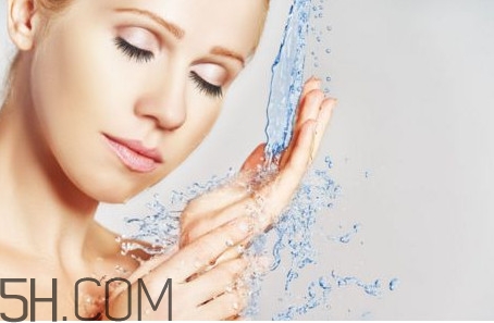 秋天洗臉用冷水還是熱水好？洗臉用毛巾好還是不用的好