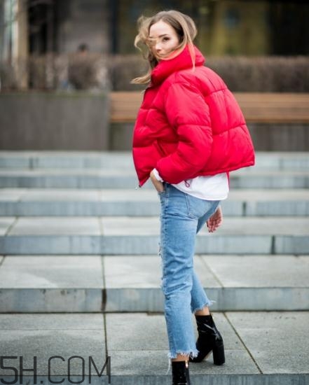 紅色羽絨服怎么搭配？紅色羽絨服搭配圖片