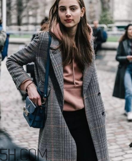 毛呢大衣皺了怎么辦？毛呢大衣愛沾毛怎么辦？