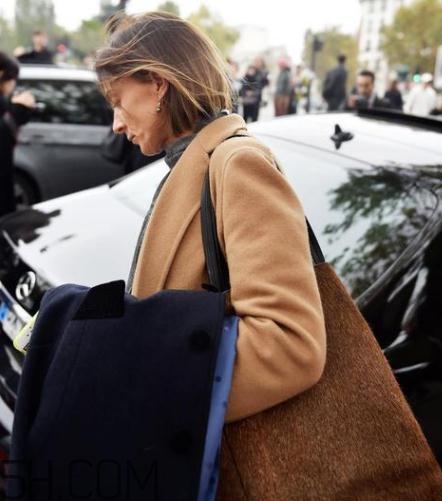 毛呢大衣皺了怎么辦？毛呢大衣愛沾毛怎么辦？