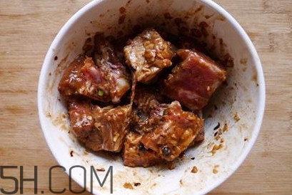 粉蒸肉五花肉怎么腌制？做粉蒸肉的肉要去皮嗎