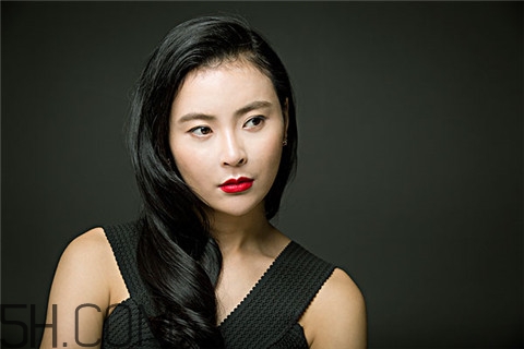 隆胸可以跳傘嗎？隆胸可以做過山車嗎？