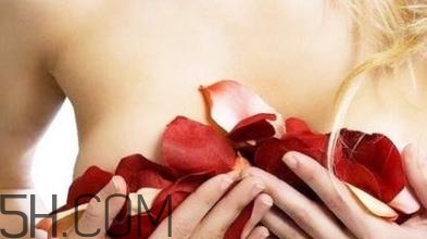 是什么因素決定了乳房大?。咳榉棵浲词窃趺椿厥?></p><center></center><p>激素</p><center></center><p>激素對于女性乳房的影響非常之大，女性乳房的發(fā)育依賴于激素的刺激。與女性乳房發(fā)育有關(guān)的激素主要是卵巢分泌的雌激素和孕激素，當(dāng)然也離不開垂體激素的協(xié)調(diào)作用，如泌乳素、促腎上腺皮質(zhì)激素等。生長激素、胰島素等也是乳腺發(fā)育不可缺少的微量激素。</p><center></center><p>雌激素促進(jìn)乳腺管和管周實質(zhì)組織的生長，孕激素促進(jìn)乳腺小葉和腺泡結(jié)構(gòu)的發(fā)育。但若沒有雌激素的作用，孕激素對乳房的作用則微乎其微。泌乳素在乳腺小葉腺泡生長中起著激活乳腺發(fā)育的作用，生長激素能夠增強這種潛在能力。像是變性人以及人妖的乳房發(fā)育，也主要是依靠外源性激素的內(nèi)分泌干預(yù)，就可以讓原本是一個男性的人擁有豐滿的乳房。但是這種外源性的性激素的干預(yù)往往具有潛在風(fēng)險，比如會增加乳腺癌的發(fā)病率等等，因此一定要在專科醫(yī)生指導(dǎo)下謹(jǐn)慎應(yīng)用。</p><center></center><p>脂肪</p><center></center><p>女性乳房的大小，同男性陰莖的大小一樣，都是不能用身高來衡量的，但是它們都與胖瘦相關(guān)。因為乳房是由乳腺和脂肪組成，其中脂肪占</p><center></center><p>，這些脂肪對于維持乳房的彈性、豐滿有重要的作用。所以，對于女性，越胖，乳房也就越大，而當(dāng)一個女性開始消瘦，那么乳房也就會隨之縮水。對于很多人夢想中的減脂又豐胸的食物是不存在的，因為不管是乳房的脂肪還是腰部的脂肪，其本質(zhì)都是一樣的，食物中的促進(jìn)脂肪分解的物質(zhì)可是沒辦法分辨出來而針對性地只分解其他部位，而不分解乳房內(nèi)的脂肪。</p><center></center><p>營養(yǎng)</p><center></center><p>營養(yǎng)對于乳房的大小也起著較重要的作用。在青春期，如果過分偏食和節(jié)食，就可能造成營養(yǎng)不足、脂肪過少，身體沒有可利用的營養(yǎng)成分，乳房很容易發(fā)育不良。同樣，吃糖類、脂肪、蛋白質(zhì)多的少女的乳房發(fā)育會豐滿一些，這也說明乳房的發(fā)育與飲食營養(yǎng)有著密切的關(guān)系。</p><center></center><p>即使是成年后，營養(yǎng)也左右著乳房的大小。一個人比較瘦的，乳房相對就小，如果這個人增加營養(yǎng)后，乳房就會增大，這個時候，乳房內(nèi)容物的增加主要是以脂肪增加為主的，如果一個身材勻稱的人，最近營養(yǎng)不良，會導(dǎo)致人體脂肪進(jìn)一步分解，這樣胸部的脂肪層也跟著變薄了，乳房就顯得變小了。所以，平衡膳食的建立和正確的膳食內(nèi)容，是乳房健美的基本保證。</p><center></center><p>運動</p><p style=