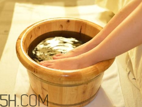 關節(jié)炎能泡溫泉嗎？關節(jié)炎能用熱水泡嗎？