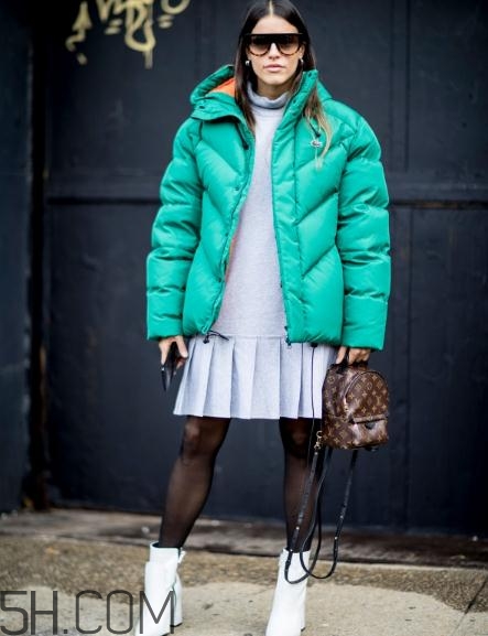 羽絨服搭配什么裙子好看？羽絨服搭配裙子圖片