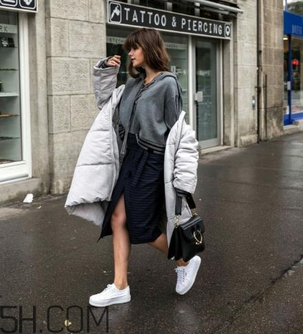 羽絨服搭配什么裙子好看？羽絨服搭配裙子圖片