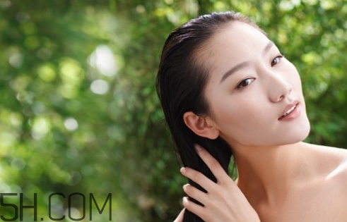 不同發(fā)質(zhì)使用哪種精油好？護(hù)發(fā)素和護(hù)發(fā)精油的區(qū)別