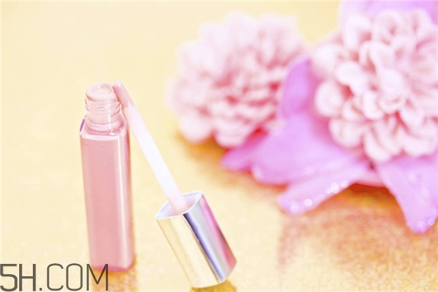 冬天用唇彩還是唇膏 唇彩和唇膏哪個適合冬天用 冬天用唇彩還是唇膏 唇彩和唇膏哪個適合冬天用