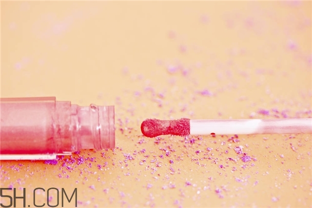 冬天用唇彩還是唇膏 唇彩和唇膏哪個適合冬天用 冬天用唇彩還是唇膏 唇彩和唇膏哪個適合冬天用