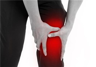 關(guān)節(jié)炎積液什么癥狀？關(guān)節(jié)炎積水怎么治療？