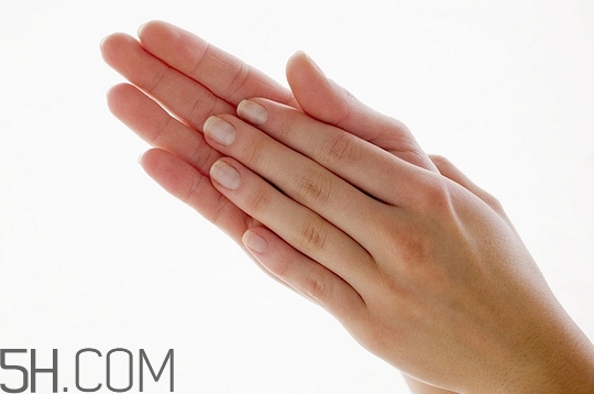 面霜可以當(dāng)護(hù)手霜用嗎 護(hù)手霜和面霜的區(qū)別 面霜可以當(dāng)護(hù)手霜用嗎 護(hù)手霜和面霜的區(qū)別