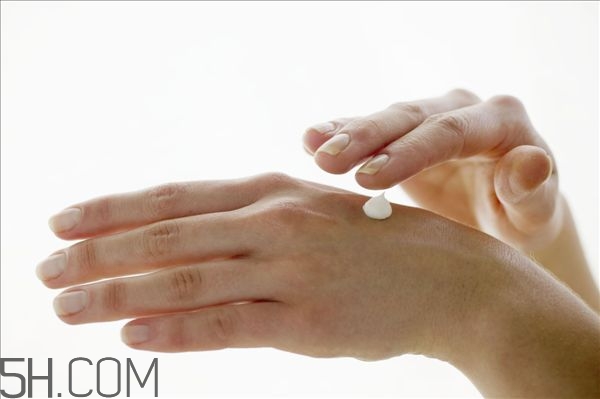 面霜可以當(dāng)護(hù)手霜用嗎 護(hù)手霜和面霜的區(qū)別 面霜可以當(dāng)護(hù)手霜用嗎 護(hù)手霜和面霜的區(qū)別